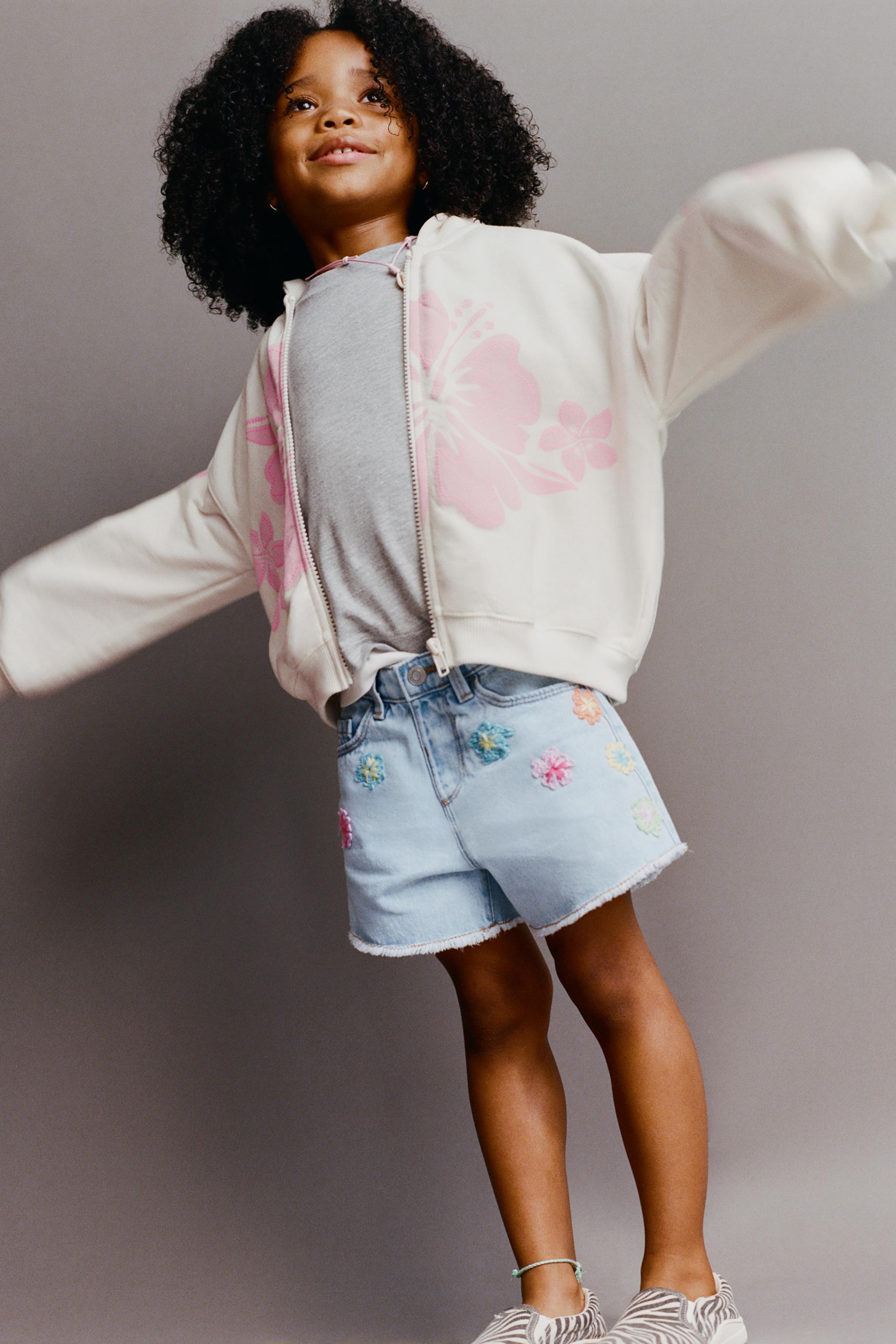 MOM FIT DENIM SHORTS WITH CROCHET FLOWERS